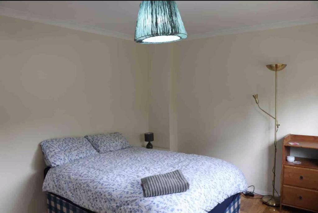um quarto com uma cama com uma almofada em Wellesley, Central London Living in peaceful Suburb em Kenley