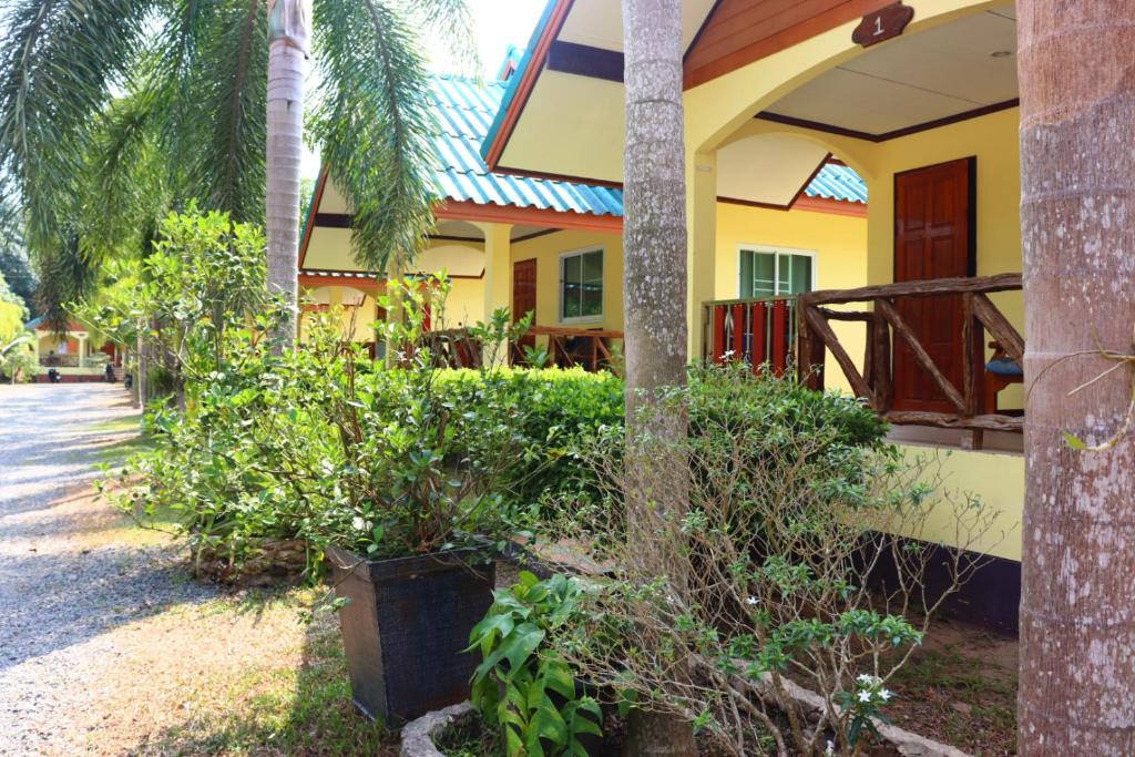 Zahrada ubytování Baanrimklong bungalow