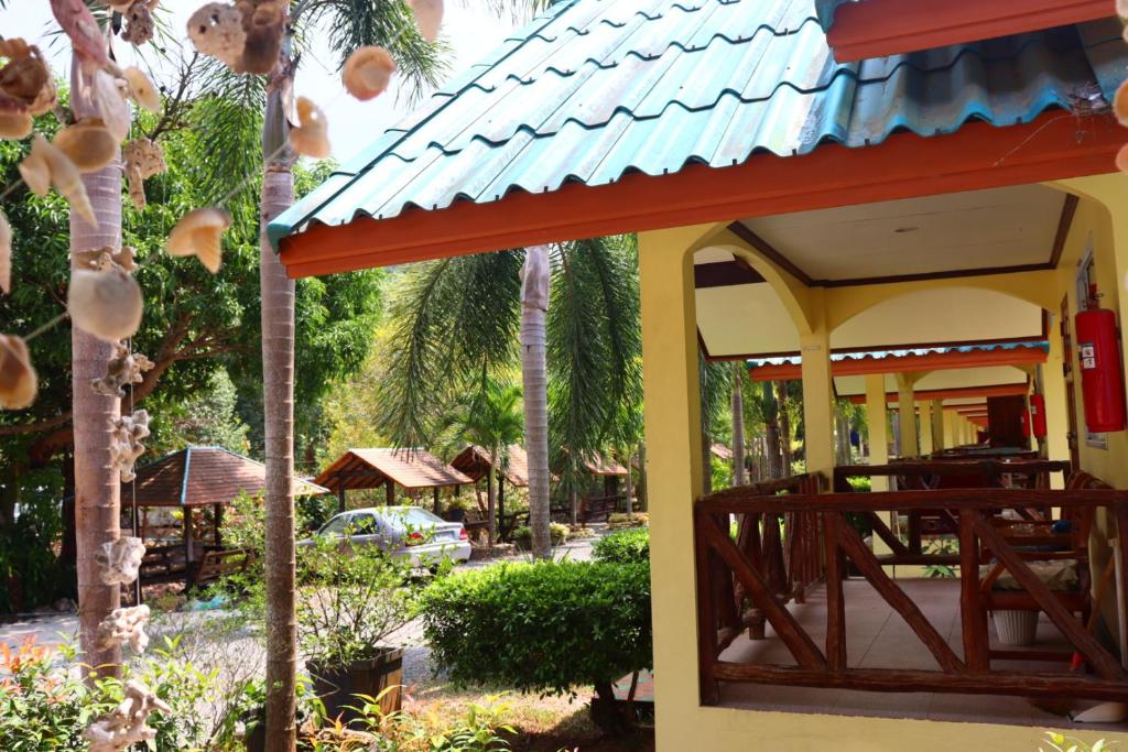 Zahrada ubytování Baanrimklong bungalow