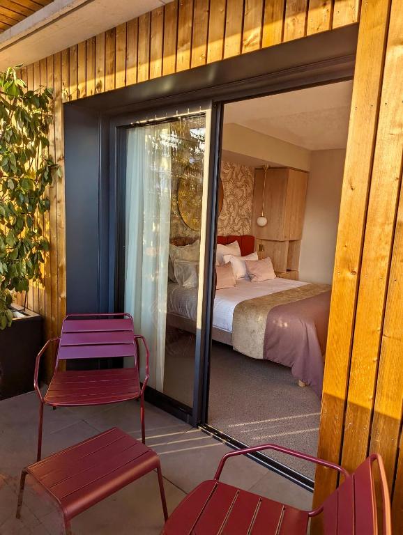 Postel nebo postele na pokoji v ubytování James Vignoble Hôtel, Eguisheim