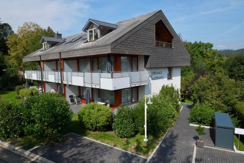 une vue aérienne sur une maison avec un toit dans l'établissement Ferienhaus am Mattenweg, à Hinterzarten