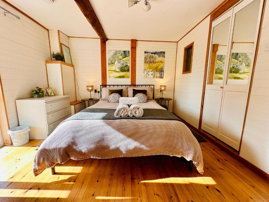 una camera da letto con un letto e due asciugamani di The annex on our farm a Colwyn Bay