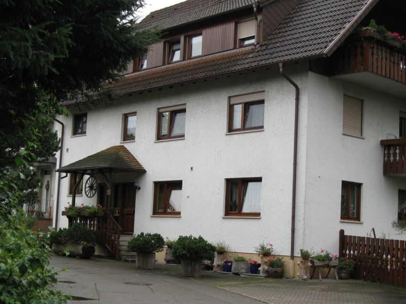 uma casa branca com um telhado castanho em Ferieninsel an der Dreisam em Kirchzarten
