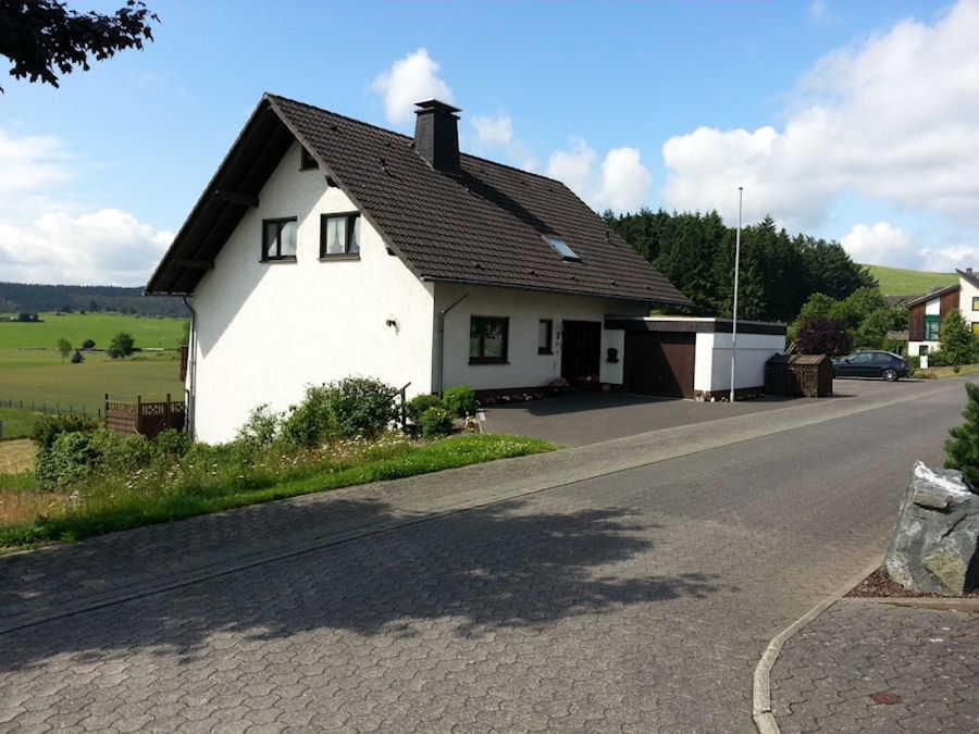 Biały dom przy drodze w obiekcie Ferienwohnung Haus Weitblick w mieście Medebach