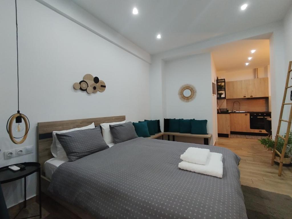 Łóżko lub łóżka w pokoju w obiekcie Argous - Athens City Center Apartment