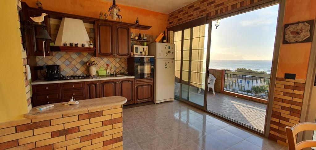eine Küche mit Meerblick vom Balkon in der Unterkunft Casa vacanza Alcamo Marina in Alcamo