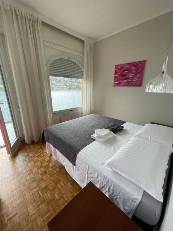 sypialnia z dużym łóżkiem i oknem w obiekcie CASA DEL LAGO w mieście Omegna