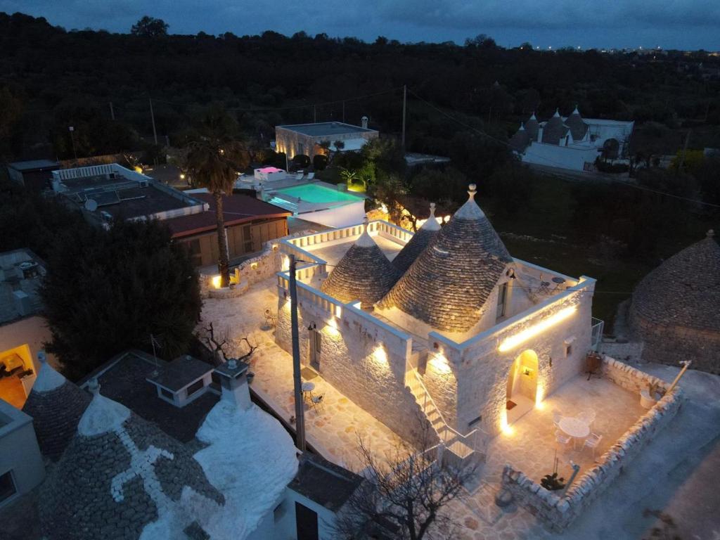 eine Luftansicht eines Hauses mit Lichtern in der Unterkunft Trullo Imperiale in Cisternino