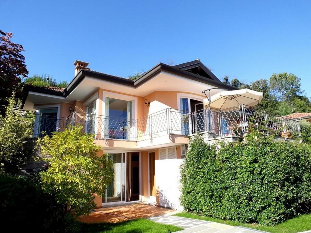Casa con balcón y sombrilla en Villa Ametista en Meina