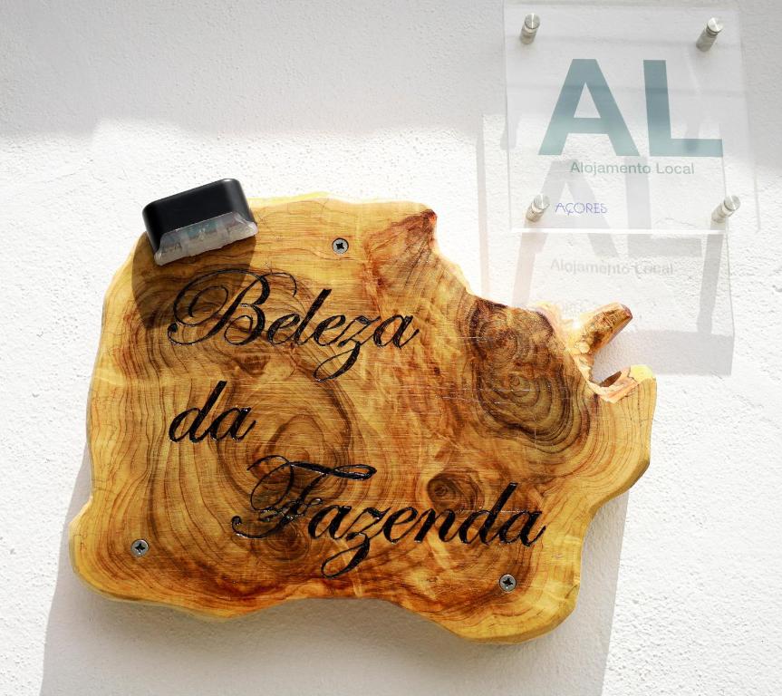 a wooden sign with the words al bilayan del tarpora at Beleza da Fazenda in Nordeste