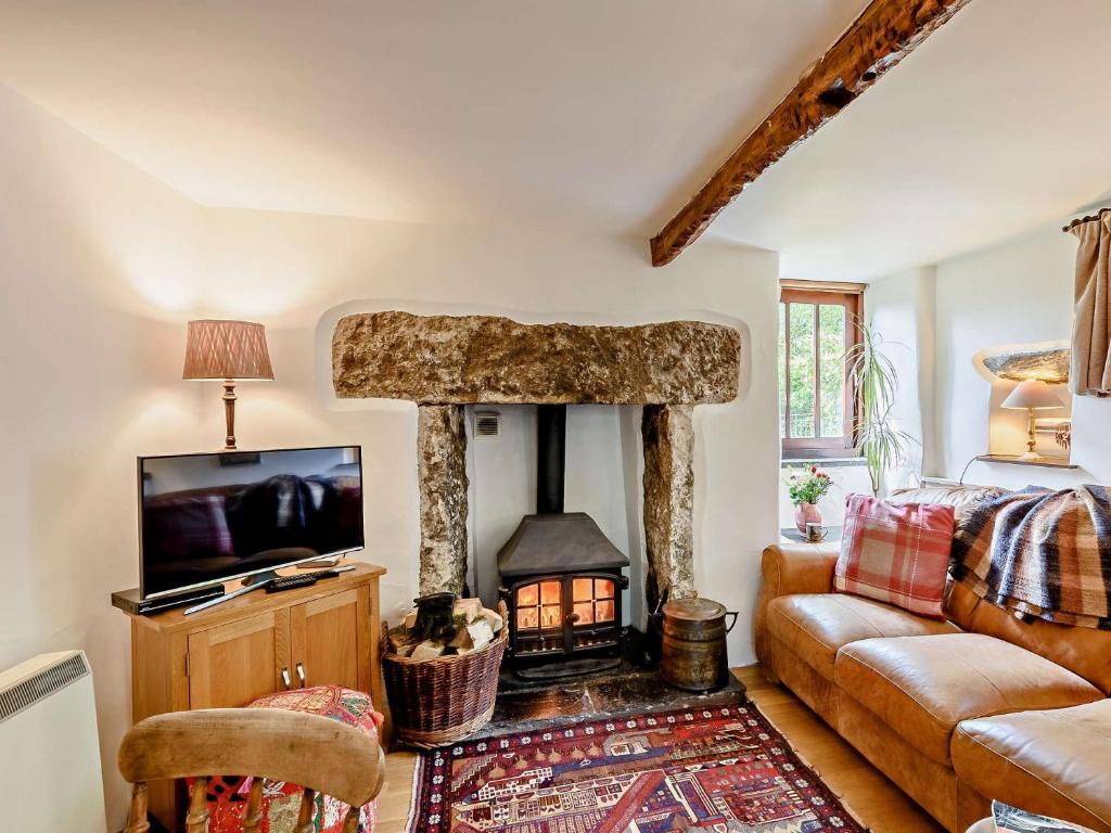a living room with a fireplace and a couch at 1 Bed in Crosthwaite LCC70 in Crosthwaite