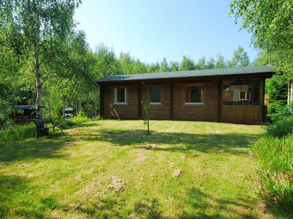 a small cabin in the woods with a yard at 1 Bed in Dulverton WONLO in Bampton