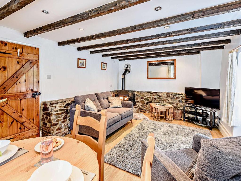 Langtree的住宿－1 Bed in Great Torrington ANNAS，客厅配有沙发和桌子