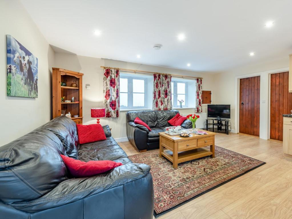 a living room with a couch and a coffee table at 2 Bed in Barnstaple MOOSC in Chapelton