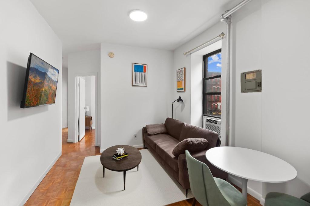 een woonkamer met een bank en een tafel bij 89-3FS Newly Furnished 2br 1bath UES in New York