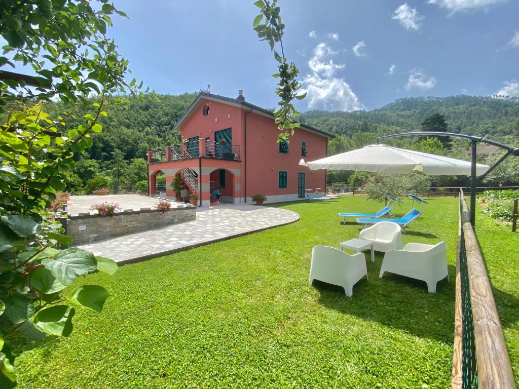 - une vue extérieure sur une maison avec une cour dans l'établissement MARCO APARTMENTS di Locanda da Marco, à Pignone