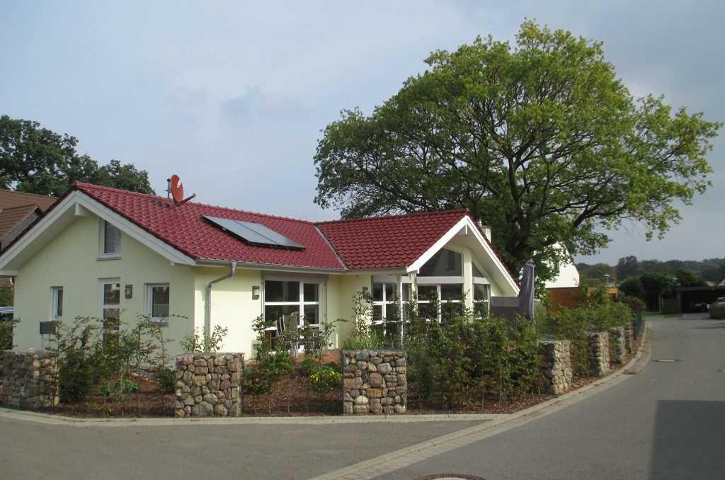 ein kleines weißes Haus mit rotem Dach in der Unterkunft Ferienwohnung Skandianvian Sol in Zinnowitz