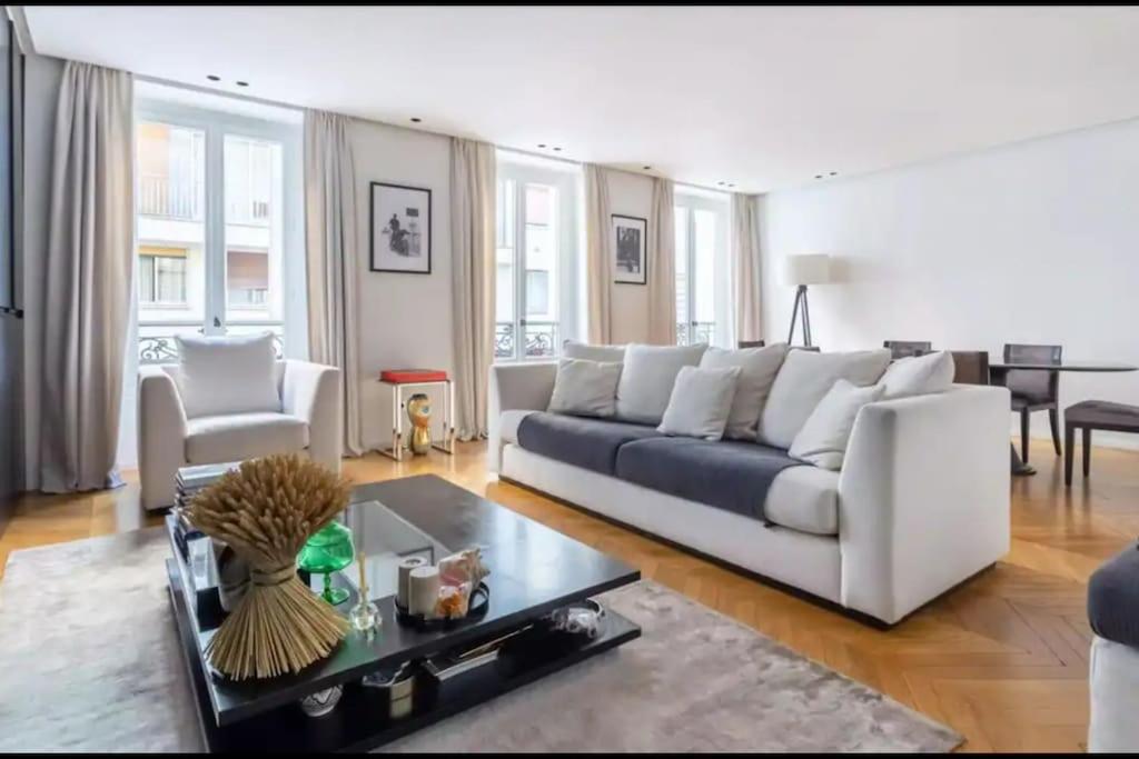 un salon avec un canapé blanc et une table dans l'établissement Amazing apartment 2BDR/6PAX next to Champs Elysées, à Paris