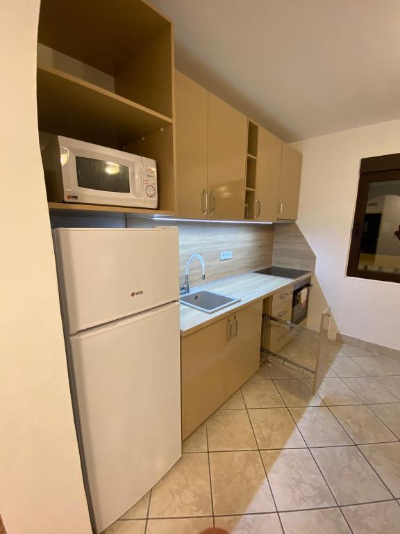 O bucătărie sau chicinetă la Apartmani Lime