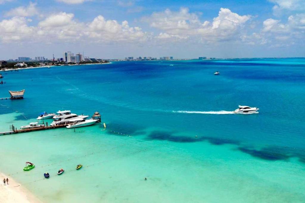 - une vue sur une plage avec des bateaux dans l'eau dans l'établissement Beachscape Kin Ha Villas & Suites, à Cancún