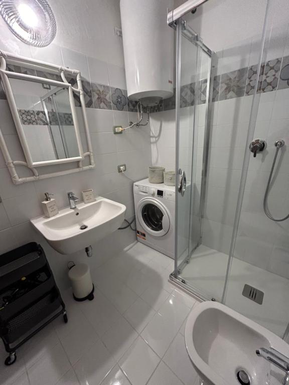 Kúpeľňa v ubytovaní Guest Host - Two Apartments in Aldiola Porto Rotondo