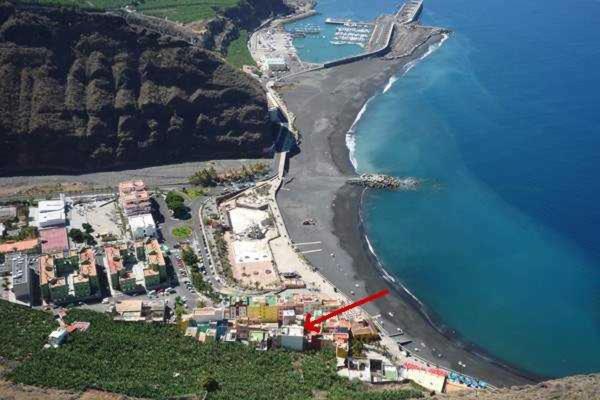 an aerial view of a beach next to the water at Apartment Océano in Puerto de Tazacorte