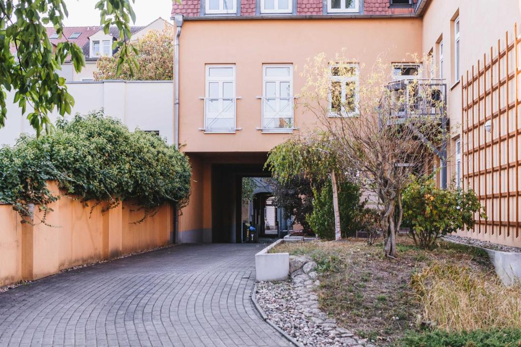 an alleyway leading to a pink building at City Apart Dresden Apartment 4 in Dresden