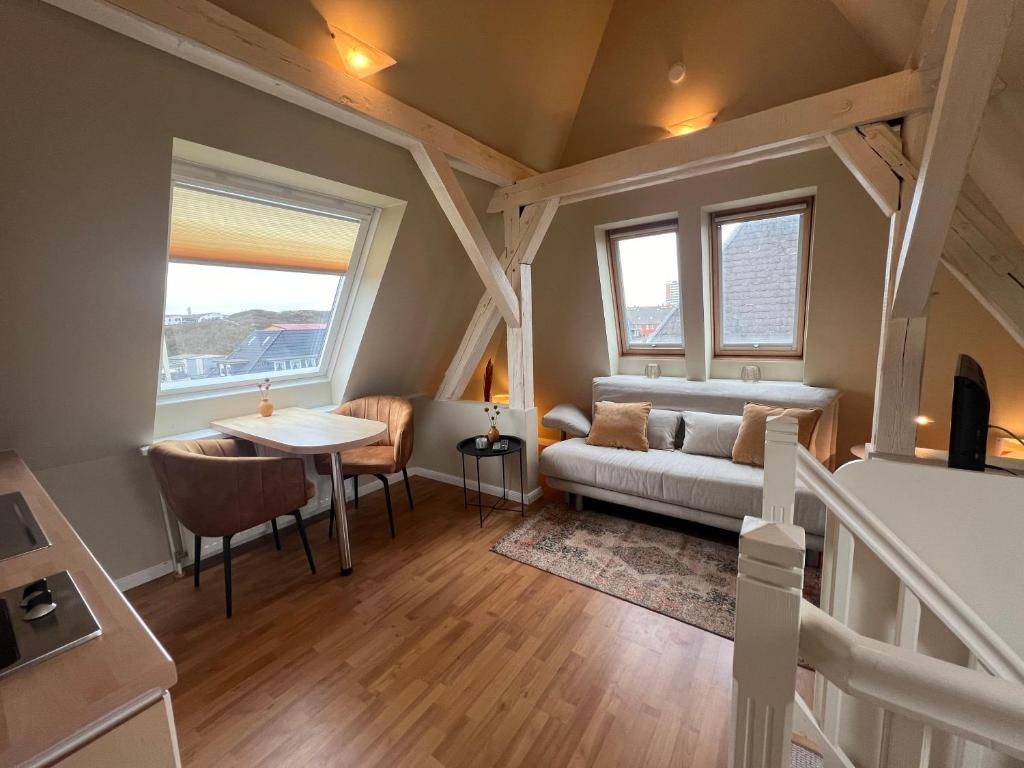 un salon avec un canapé et une table dans l'établissement Haus Momoa Westerland ruhige Lage Strandnaehe nur wenige Gehminuten in die Innenstadt, à Westerland