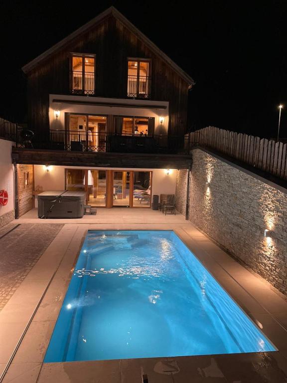 Bazén v ubytování Chalets Petry Spa & Relax nebo v jeho okolí