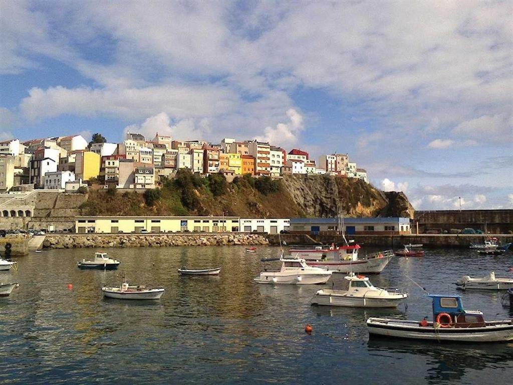 eine Gruppe von Booten in einem Wasserkörper in der Unterkunft Dachwohnung mit Terasse und Meerblick unweit des Strandes in Malpica