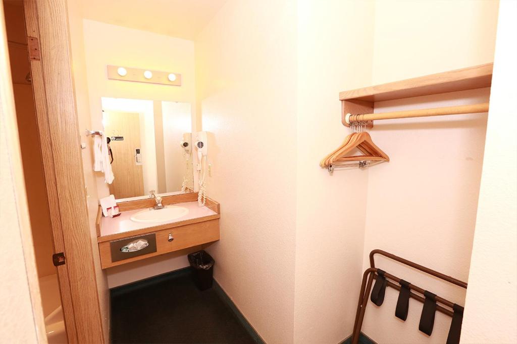Village Inn & Suites Marysville - Queen Room Met Twee Queensize Bedden