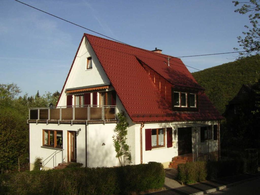 uma casa branca com um telhado vermelho em Haus Frey em Badenweiler