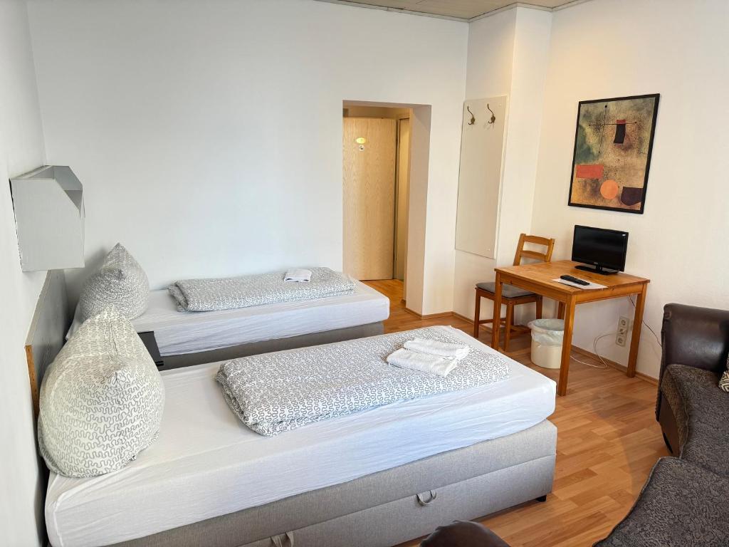 Łóżko lub łóżka w pokoju w obiekcie Pension Sonnenschein