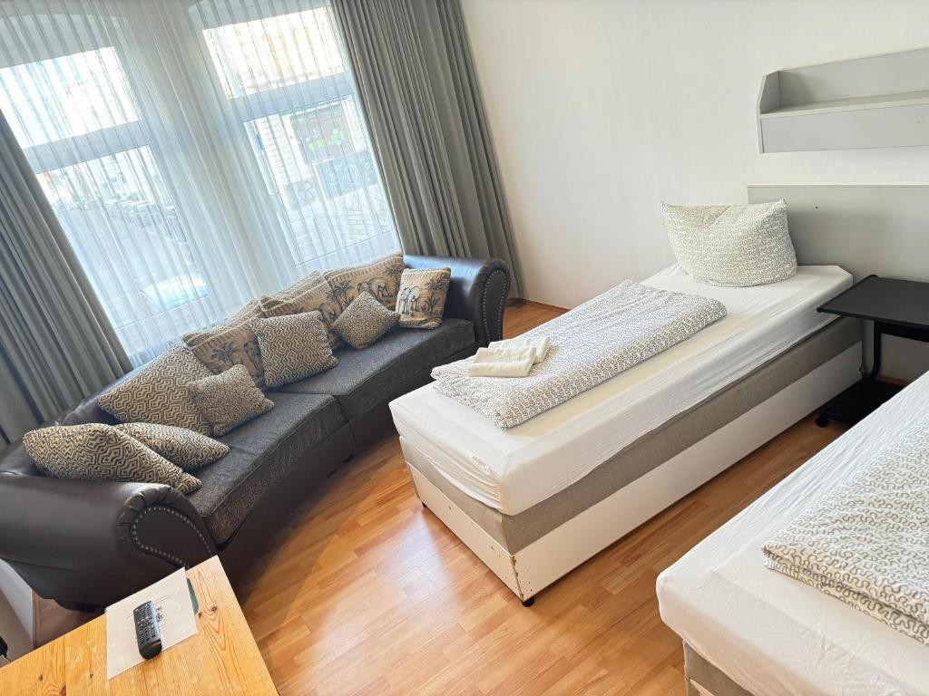 Łóżko lub łóżka w pokoju w obiekcie Pension Sonnenschein