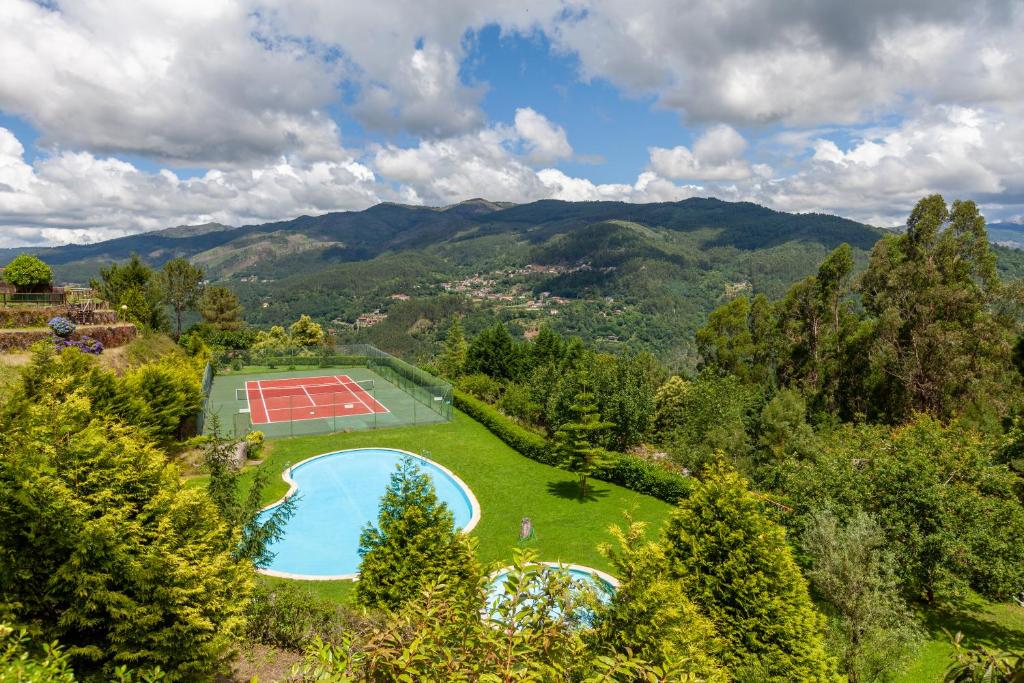 een luchtzicht op een tennisbaan en een zwembad bij Villa Martins - Minho's Guest in Vieira do Minho