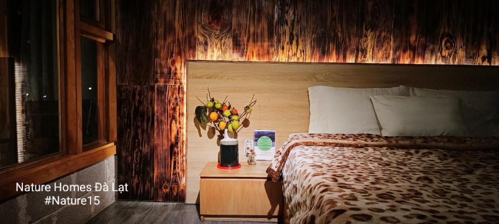 Postel nebo postele na pokoji v ubytování Natural Home Đà Lạt