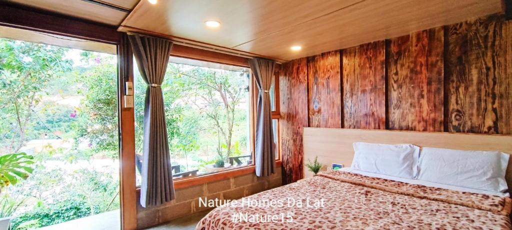 Postel nebo postele na pokoji v ubytování Natural Home Đà Lạt