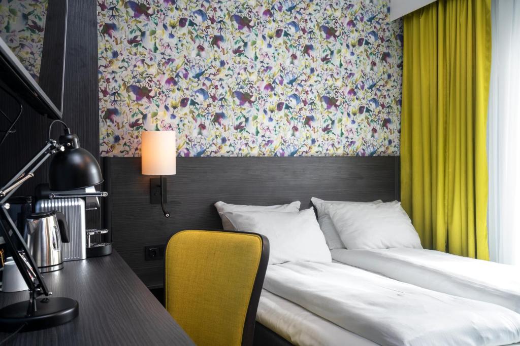Postel nebo postele na pokoji v ubytování Thon Hotel Tromsø
