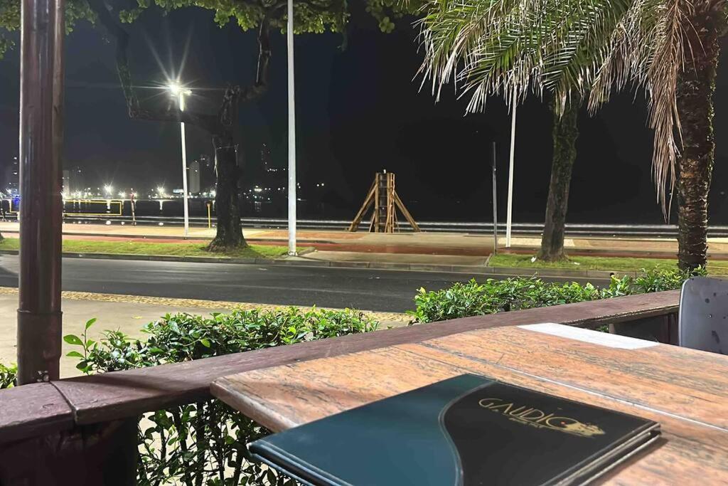 een boek dat 's nachts op een parkbank zit bij HAPPY STAY in São Vicente