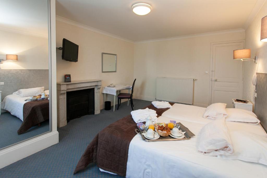 Postel nebo postele na pokoji v ubytování Hôtel Cosmos & Spa