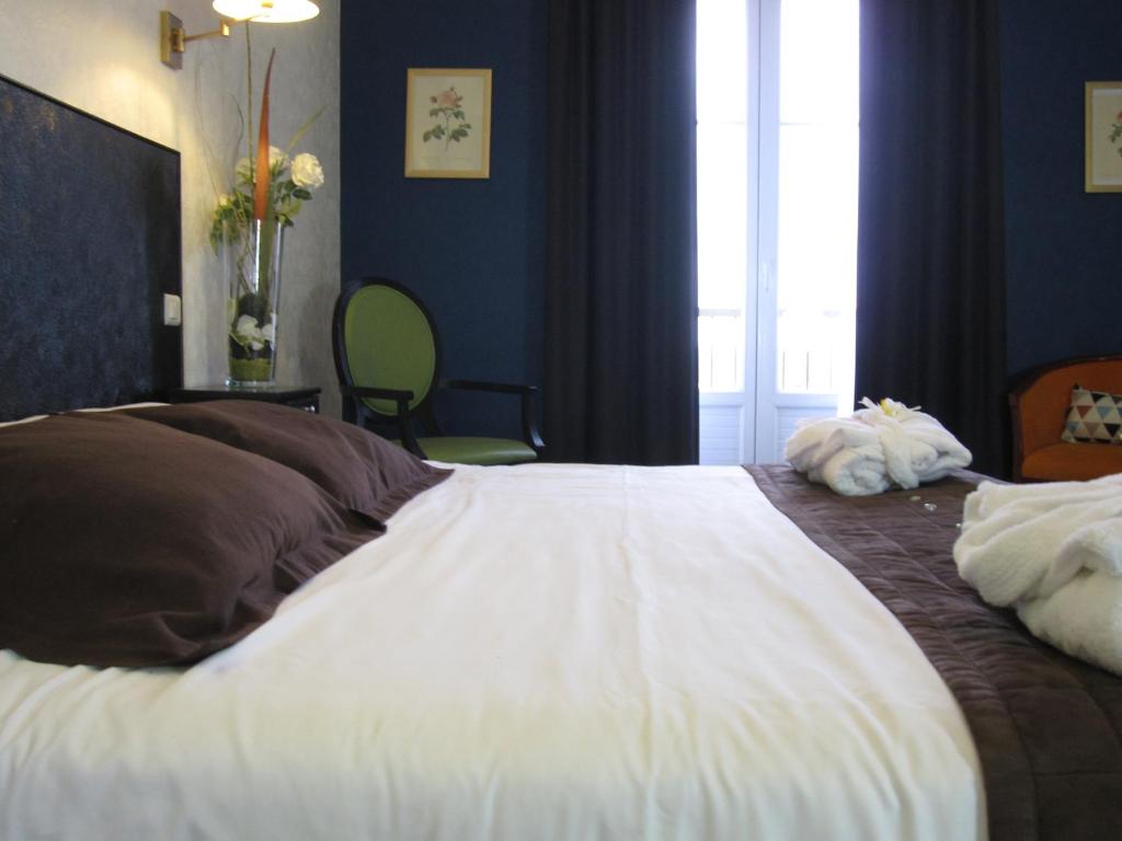 Postel nebo postele na pokoji v ubytování Hôtel Cosmos & Spa