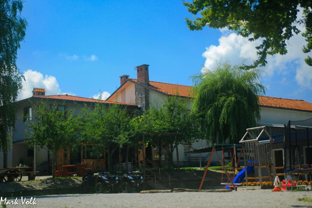 Budova, kde se prázdninový areál nachází