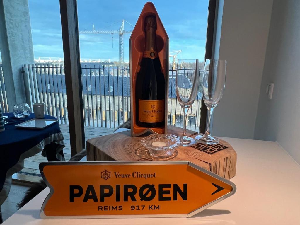 una botella de champán y dos copas de vino en una mesa en Copenhagen Papirøjen, en Copenhague