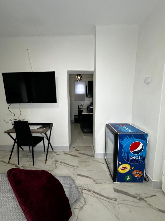 TV a/nebo společenská místnost v ubytování Airport17 B&B