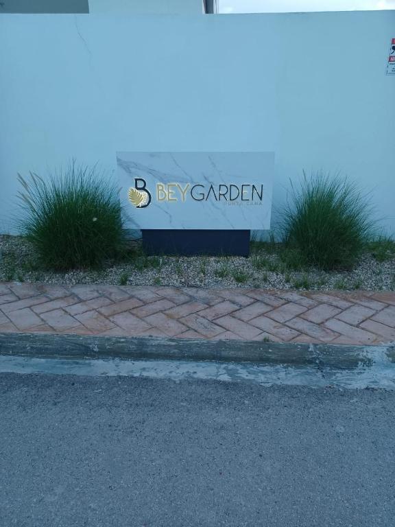 un letrero para un jardín seco frente a un edificio en Hermosa villa en punta cana, en Punta Cana