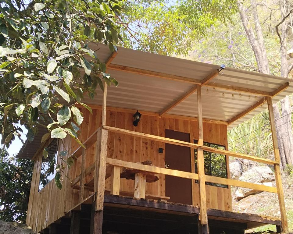a tree house with a roof at Macheta Climbing House in Machetá