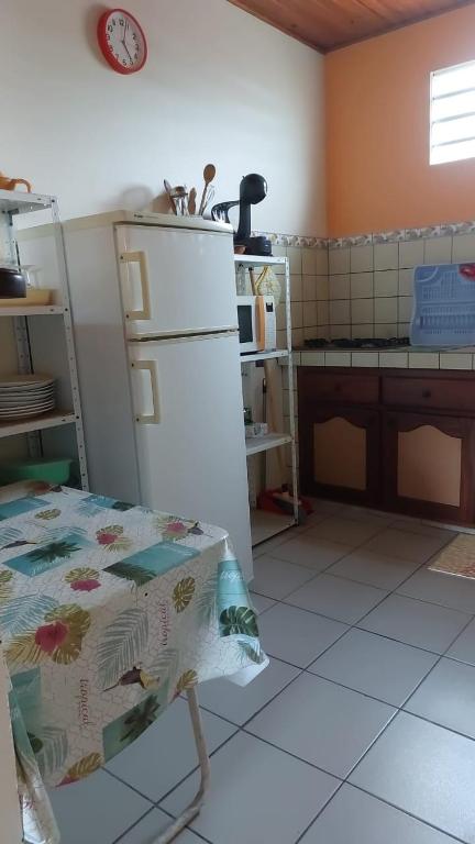 Kuchyň nebo kuchyňský kout v ubytování F2 Vue sur mer La villa du manguier