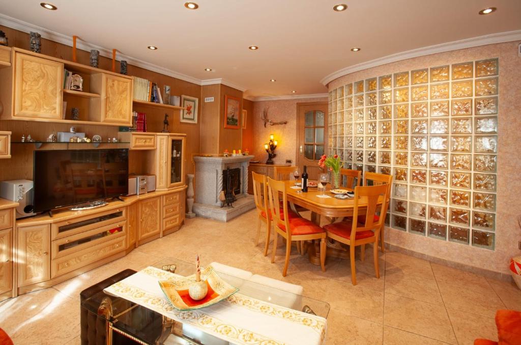 a kitchen with a table and a dining room at Casa rural Valtravieso in Las Navas del Marqués