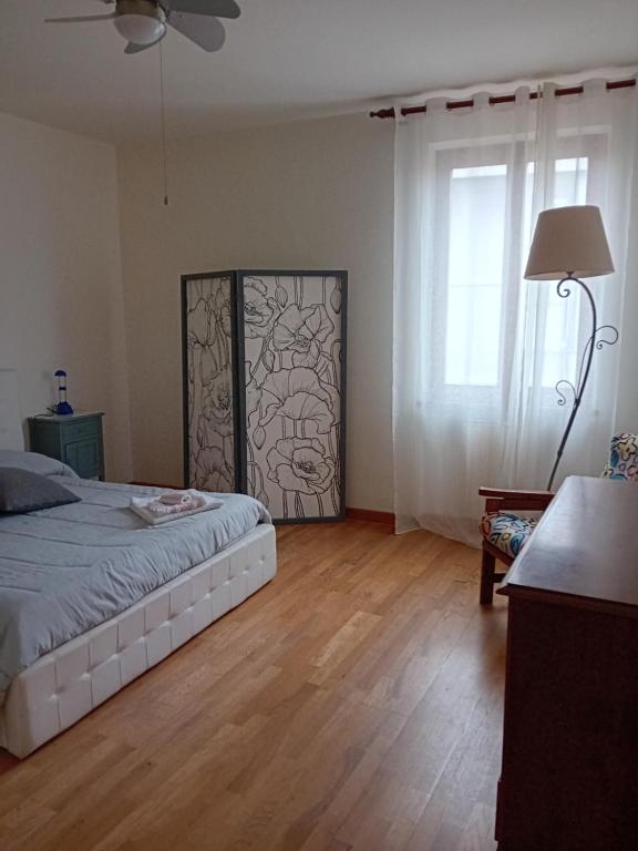 Schlafzimmer mit einem Bett und einer Glastür in der Unterkunft Appartamento HAPPY DAYS con 1 posto auto privato in Lucca
