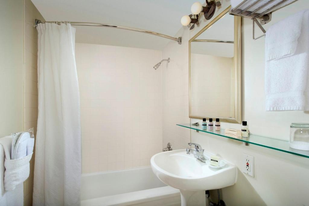 Park Lane Suites & Inn photo